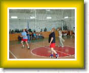 DSC00302 * Dzie� Dziecka na sportowo. Mecz siatk�wki uczennice nauczycielki, na pierwszym planie panie uczennice W�jcik i D�browska. * 1280 x 960 * (562KB)