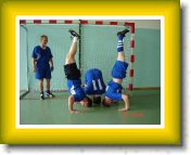 DSC00318 * Dzie� Dziecka na sportowo. Nauczyciele staj� na g�owie aby wywo�a� rado�� m�odzie�y. * 1280 x 960 * (556KB)