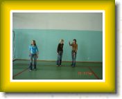 DSC00322 * Dzie� Dziecka na sportowo. Ostatni serw w wykonaniu dziewcz�t z klasy Ia. * 1280 x 960 * (506KB)