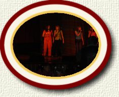 Nadzieja Rzeczniowskiej piosenki od lewej Ewa, Natalia, Agnieszka i Paulina na tle poruszonego wyst�pem widza,  -;)