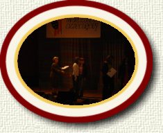 Dyplom za udzia� odbieraj� Agnieszka i Paulina (sisters) oraz Ewa i Natalia.