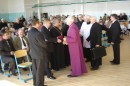 DSC01224 * Celebrant ksi�dz infu�at doktor J�zef&nbsp;W�jcik wita si� z&nbsp;wizytatorem Stanis�awem&nbsp;Kowalikiem, towarzysz� mu&nbsp; ksi�dz dziekan Ryszard&nbsp;Batorski i&nbsp;ksi�dz kanonik Jan&nbsp;Szczodry * 2592 x 1728 * (1.93MB)