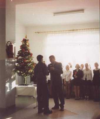 �yczenia Dyrektora gimnazjum na r�ce Przewodnicz�cego Samorz�du Uczniowskiego M. R�kawika