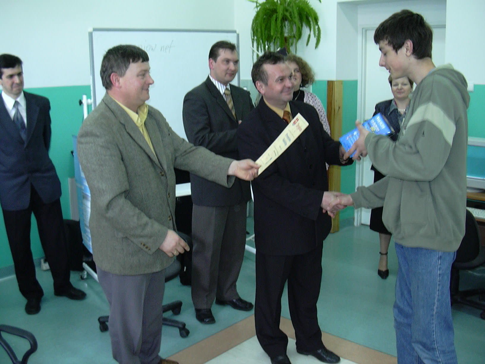 Z r�k W�jta Gminy Rzeczni�w p.&nbsp;Romana Borka nagrod�  za I&nbsp;miejsce odbiera Przemys�aw Rokicki, dyplom wr�cza Dyrektor Zespo�u Szk� w&nbsp;Rzeczniowie Zbigniew&nbsp;Korycki