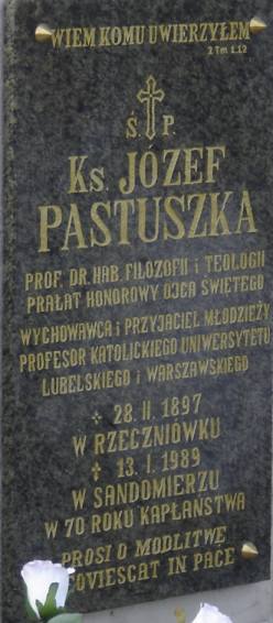Tablica na grobowcu rodzinnym