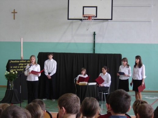 Uczniowie klasy IIIa w&nbsp;cz�ci artystycznej