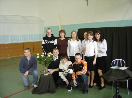 Uczniowie klasy IIIa z wychowawczyni� p.&nbsp;Edyt� Sa�ek po &nbsp;cz�ci artystycznej