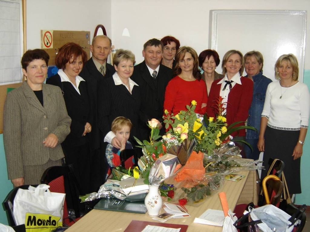 Grono PSP w Rzeczniowie z&nbsp;Dyrektorem Zespołu Szkół w&nbsp;Rzeczniowie Zbigniewem Koryckim