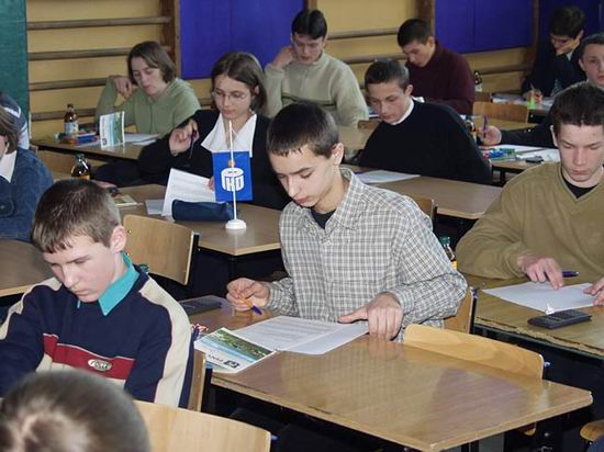 Piotr W�odarski podczas turnieju - na �rodku pod �cian� w jasnym swetrze